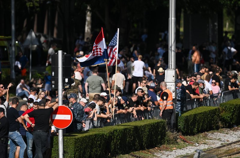 Građani s raznih lokacija prate vojni mimohod