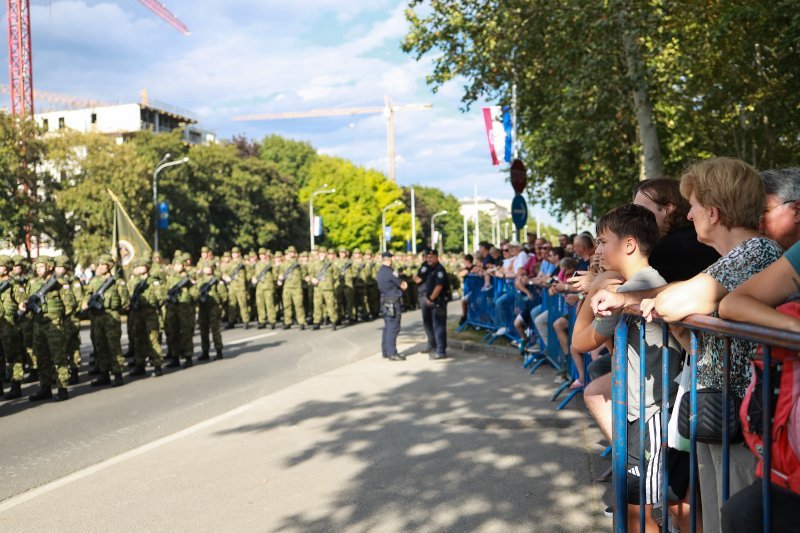 Građani s raznih lokacija prate vojni mimohod