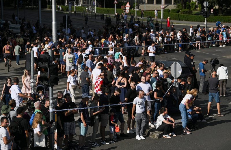 Građani s raznih lokacija prate vojni mimohod
