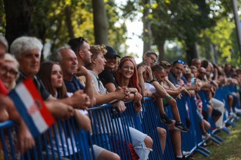 Građani s raznih lokacija prate vojni mimohod