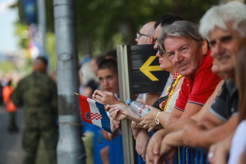 Građani s raznih lokacija prate vojni mimohod