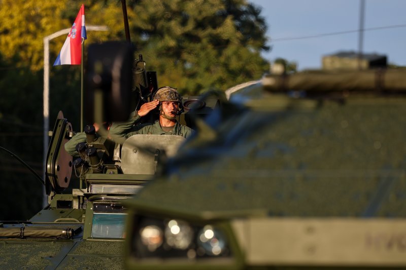 Oklopnjaci, tenkovi i druga vozila na mimohodu