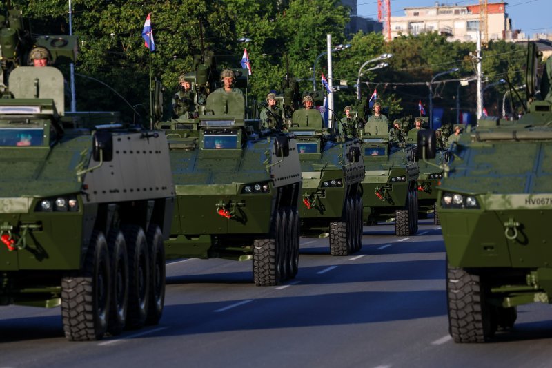 Oklopnjaci, tenkovi i druga vozila na mimohodu