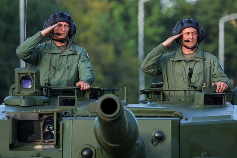 Oklopnjaci, tenkovi i druga vozila na mimohodu
