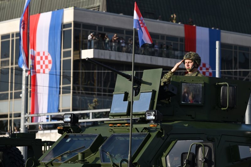 Oklopnjaci, tenkovi i druga vozila na mimohodu