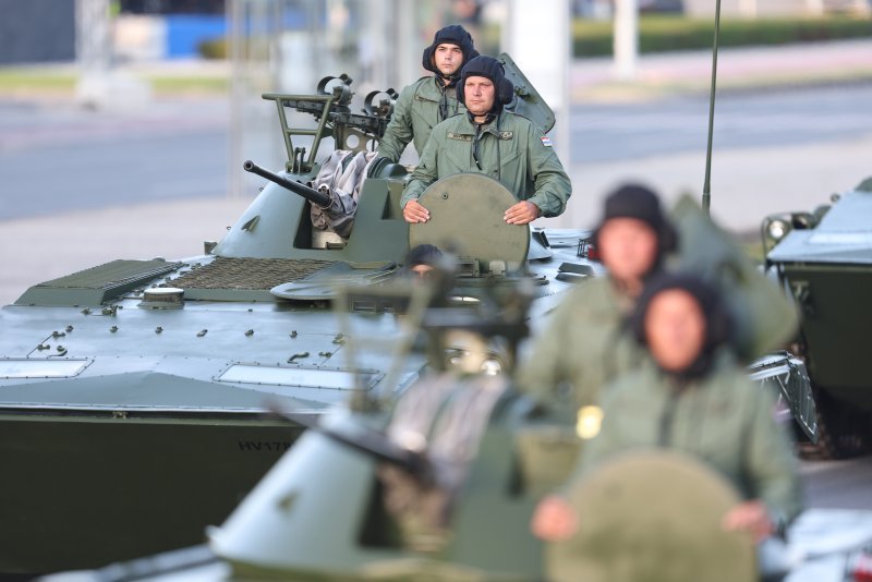 Oklopnjaci, tenkovi i druga vozila na mimohodu