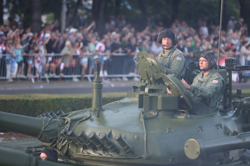 Oklopnjaci, tenkovi i druga vozila na mimohodu