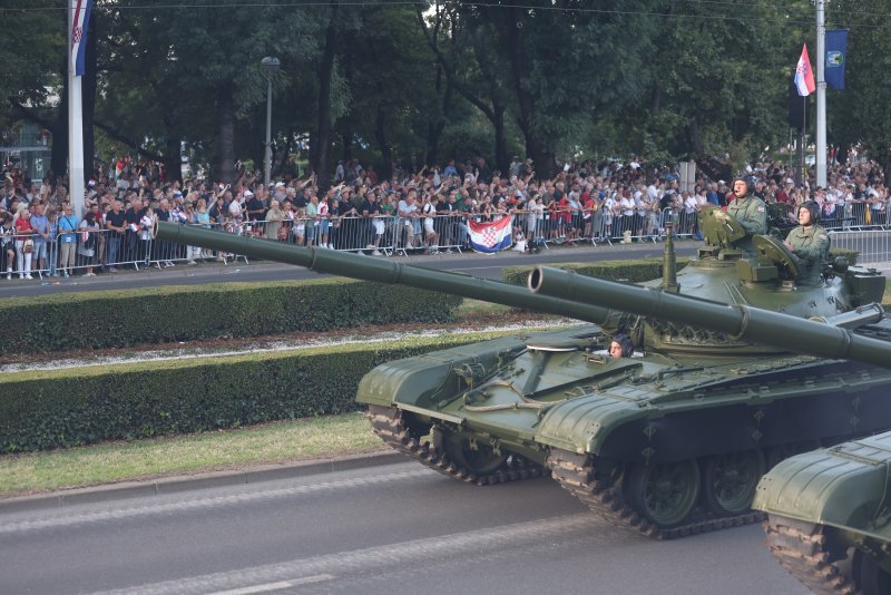 Oklopnjaci, tenkovi i druga vozila na mimohodu