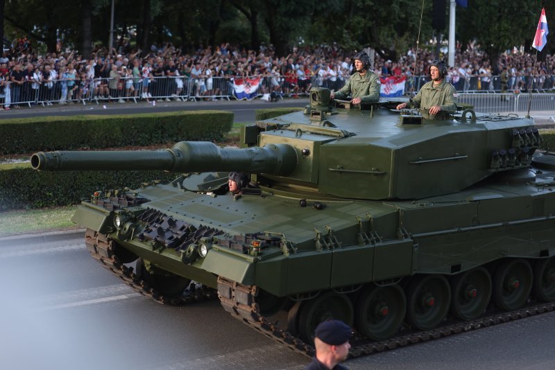 Oklopnjaci, tenkovi i druga vozila na mimohodu