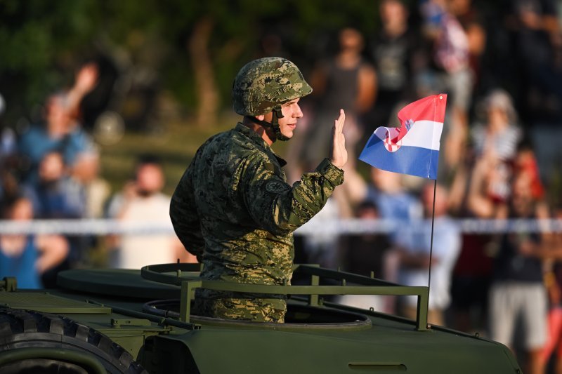 Oklopnjaci, tenkovi i druga vozila na mimohodu