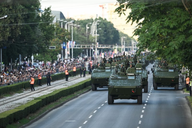 Oklopnjaci, tenkovi i druga vozila na mimohodu