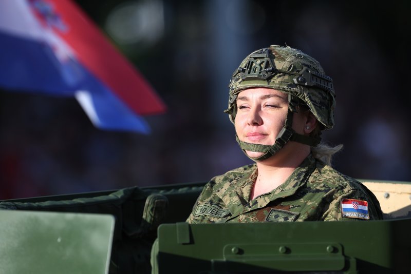 Oklopnjaci, tenkovi i druga vozila na mimohodu
