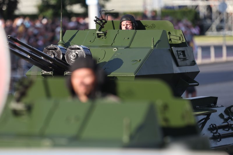 Oklopnjaci, tenkovi i druga vozila na mimohodu
