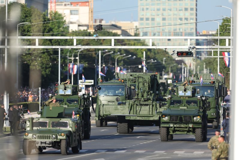 Oklopnjaci, tenkovi i druga vozila na mimohodu
