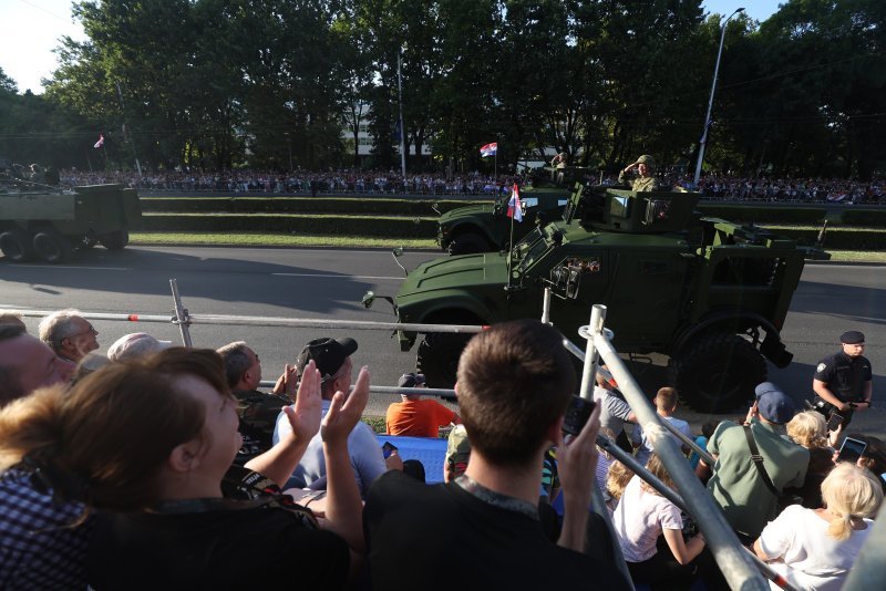 Oklopnjaci, tenkovi i druga vozila na mimohodu