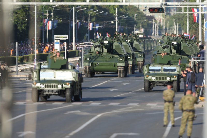 Oklopnjaci, tenkovi i druga vozila na mimohodu