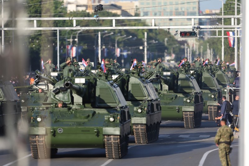 Oklopnjaci, tenkovi i druga vozila na mimohodu