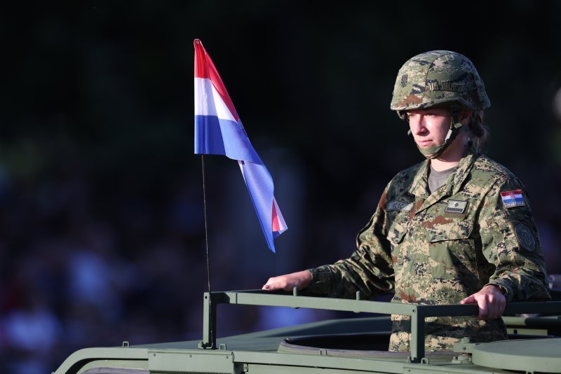 Oklopnjaci, tenkovi i druga vozila na mimohodu