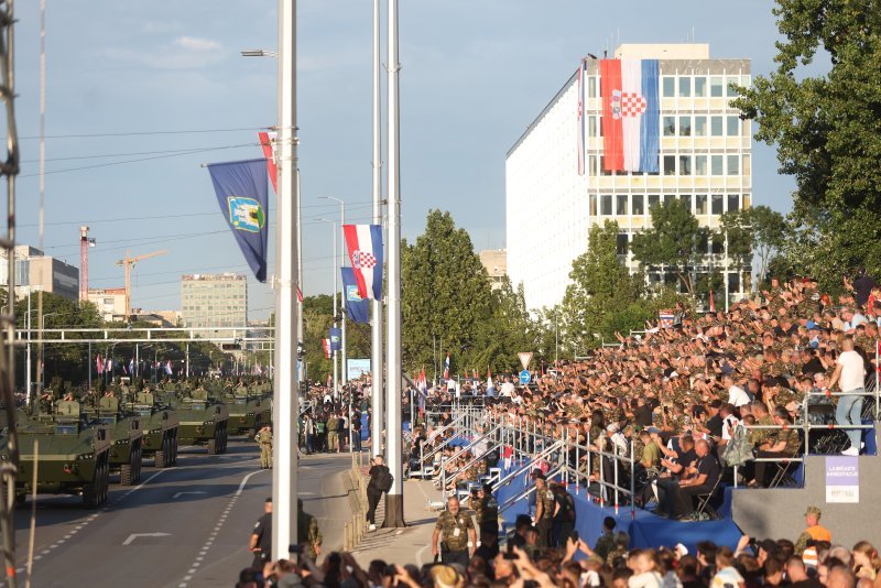 Oklopnjaci, tenkovi i druga vozila na mimohodu