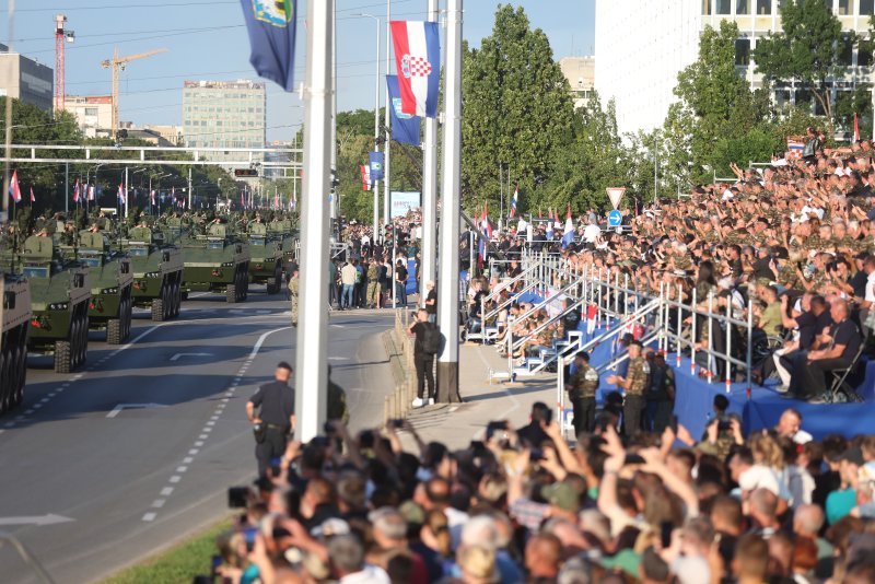 Oklopnjaci, tenkovi i druga vozila na mimohodu