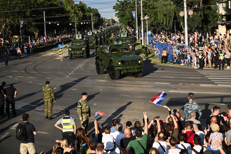 Oklopnjaci, tenkovi i druga vozila na mimohodu