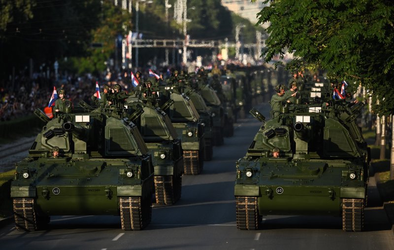 Oklopnjaci, tenkovi i druga vozila na mimohodu