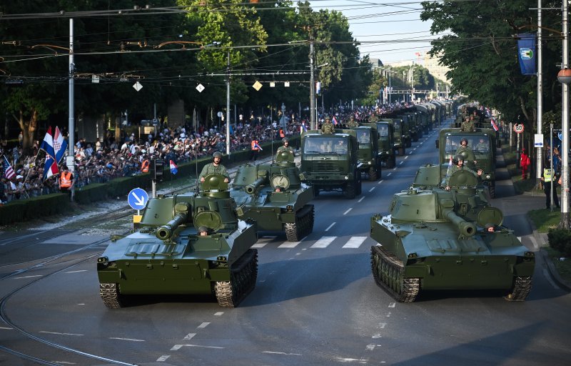 Oklopnjaci, tenkovi i druga vozila na mimohodu