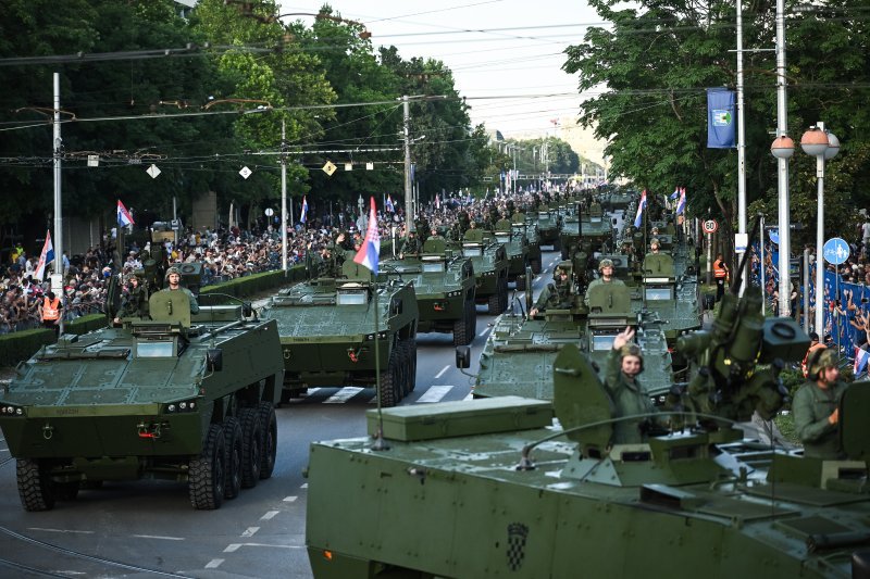 Oklopnjaci, tenkovi i druga vozila na mimohodu