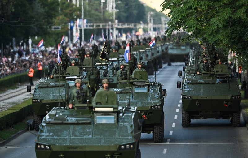 Oklopnjaci, tenkovi i druga vozila na mimohodu