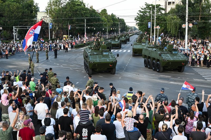 Oklopnjaci, tenkovi i druga vozila na mimohodu