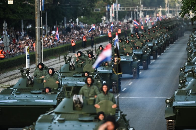 Oklopnjaci, tenkovi i druga vozila na mimohodu