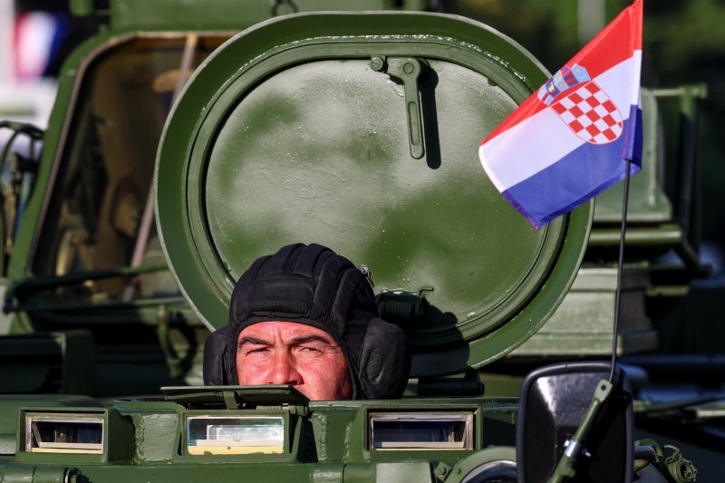 Oklopnjaci, tenkovi i druga vozila na mimohodu