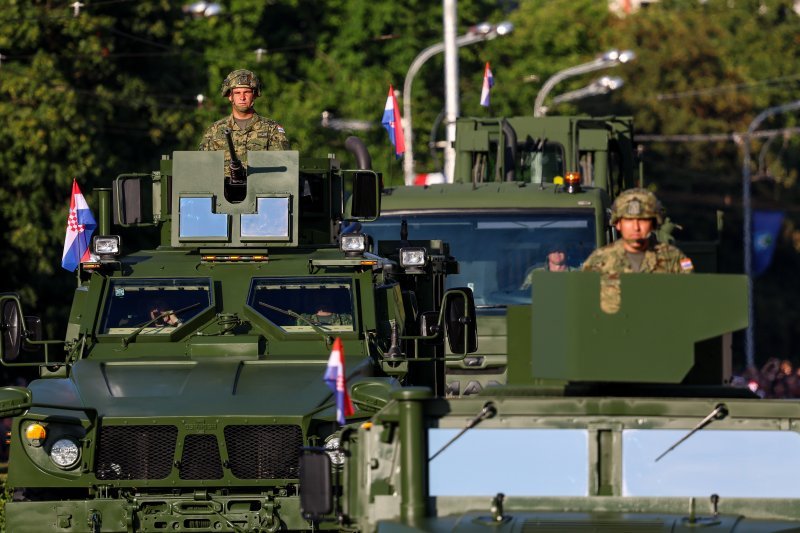 Oklopnjaci, tenkovi i druga vozila na mimohodu