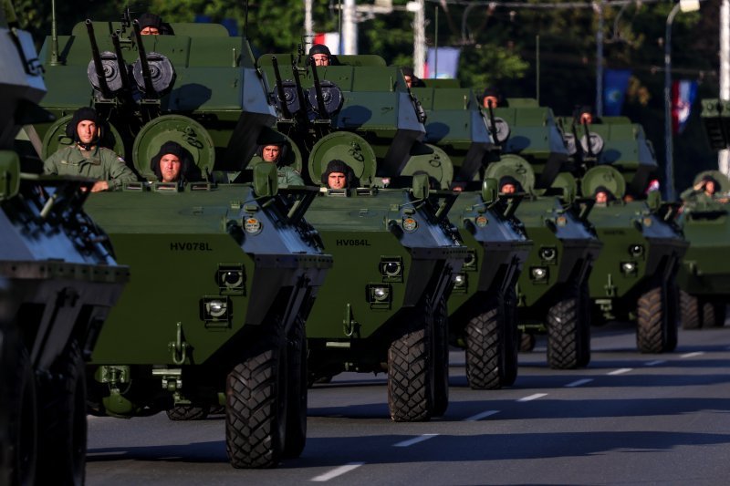 Oklopnjaci, tenkovi i druga vozila na mimohodu