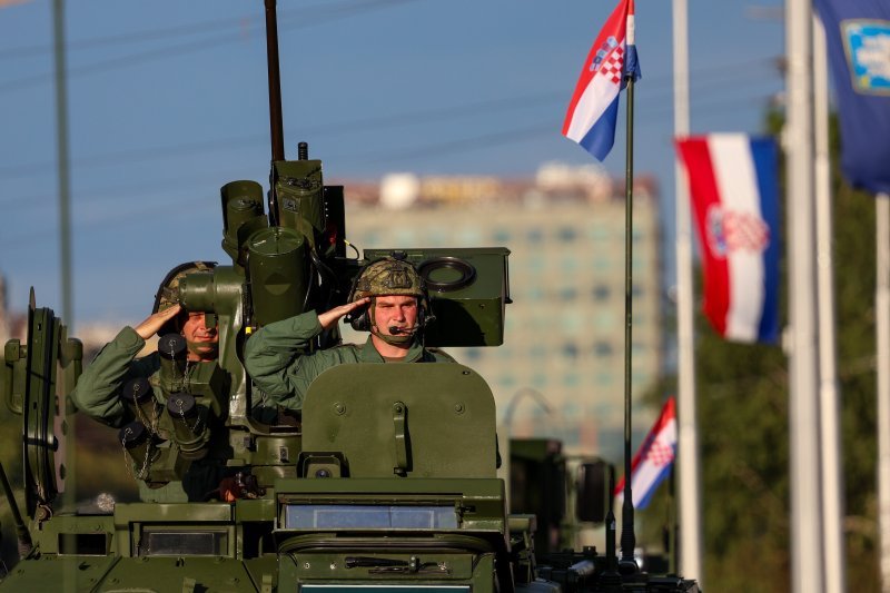 Oklopnjaci, tenkovi i druga vozila na mimohodu