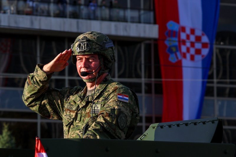 Oklopnjaci, tenkovi i druga vozila na mimohodu