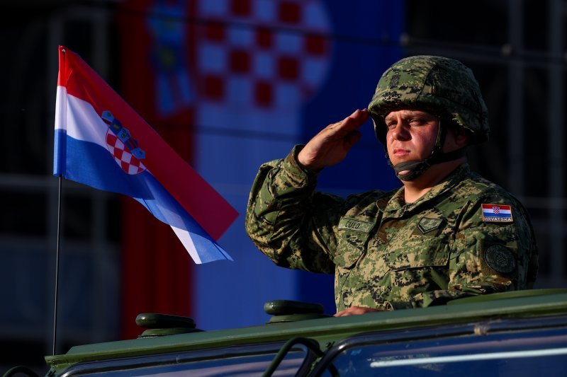 Oklopnjaci, tenkovi i druga vozila na mimohodu