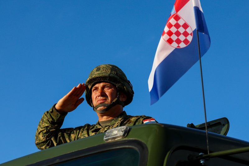 Oklopnjaci, tenkovi i druga vozila na mimohodu