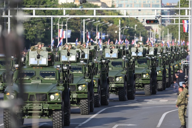 Oklopnjaci, tenkovi i druga vozila na mimohodu