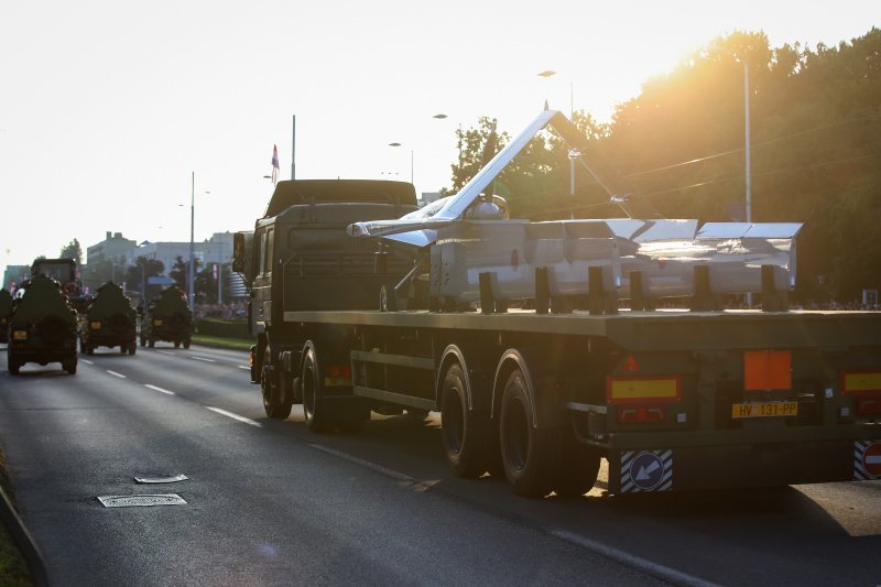Oklopnjaci, tenkovi i druga vozila na mimohodu