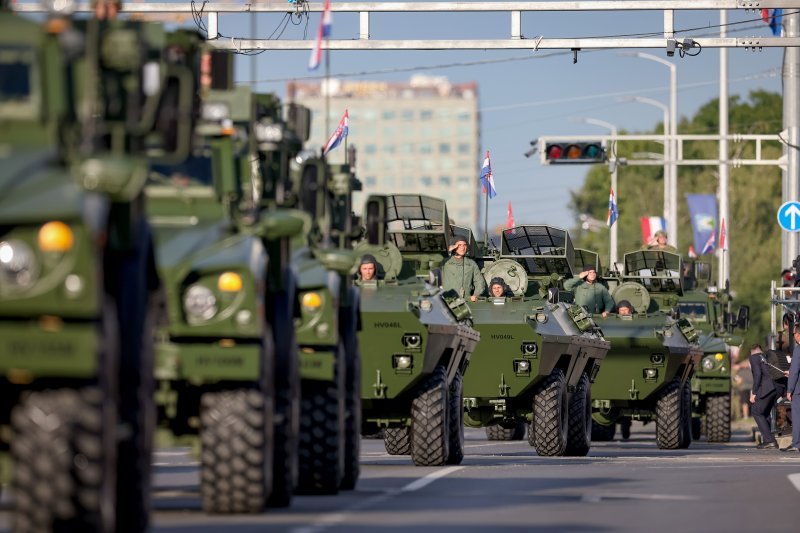 Oklopnjaci, tenkovi i druga vozila na mimohodu