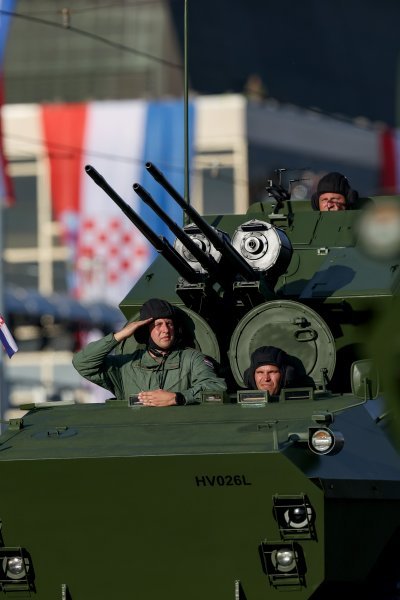 Oklopnjaci, tenkovi i druga vozila na mimohodu