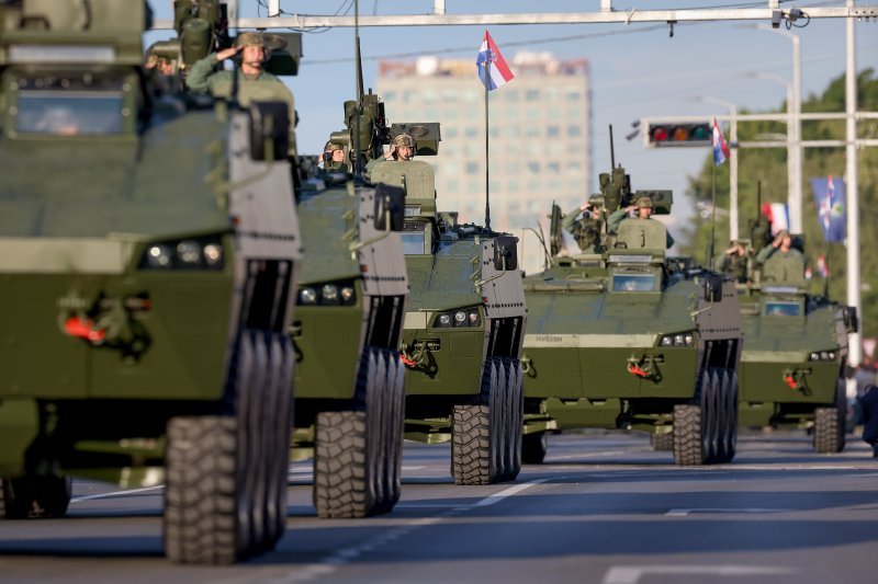 Oklopnjaci, tenkovi i druga vozila na mimohodu