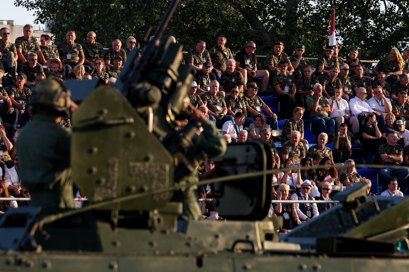 Oklopnjaci, tenkovi i druga vozila na mimohodu