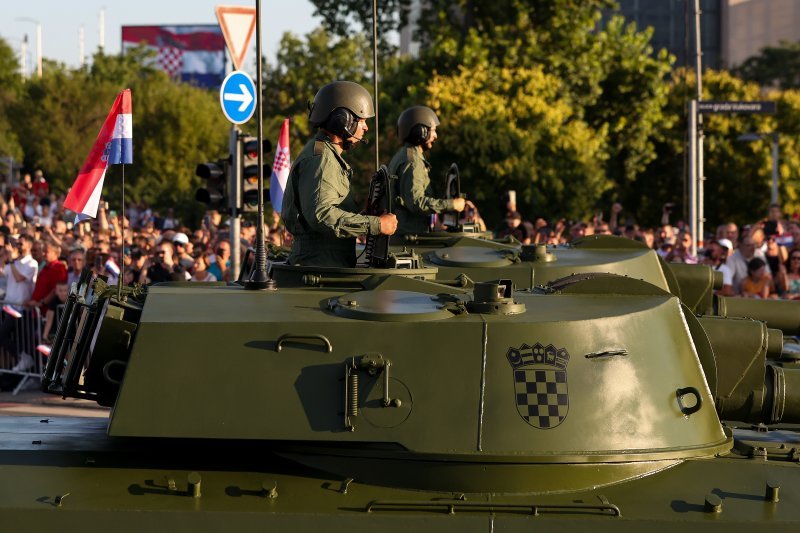 Oklopnjaci, tenkovi i druga vozila na mimohodu