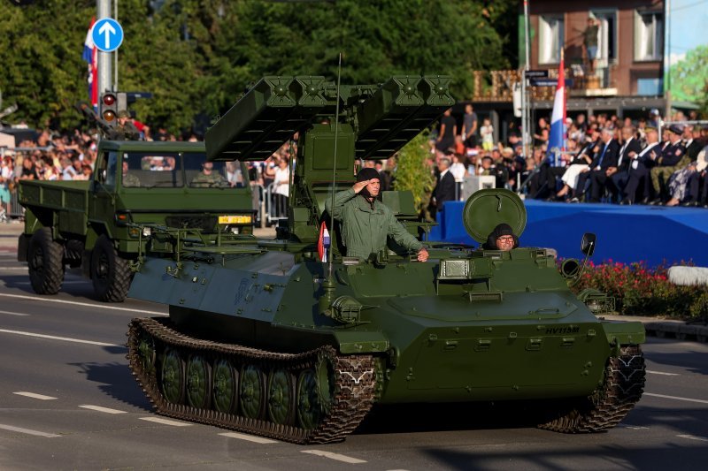 Oklopnjaci, tenkovi i druga vozila na mimohodu