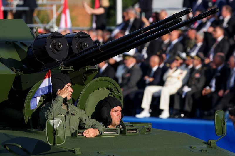 Oklopnjaci, tenkovi i druga vozila na mimohodu