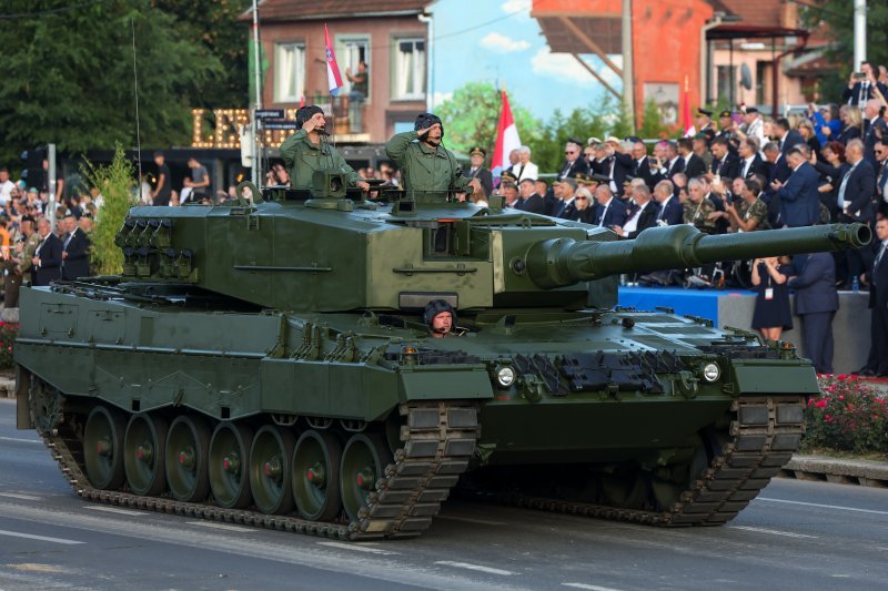 Oklopnjaci, tenkovi i druga vozila na mimohodu