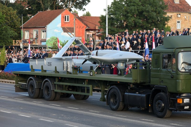 Oklopnjaci, tenkovi i druga vozila na mimohodu
