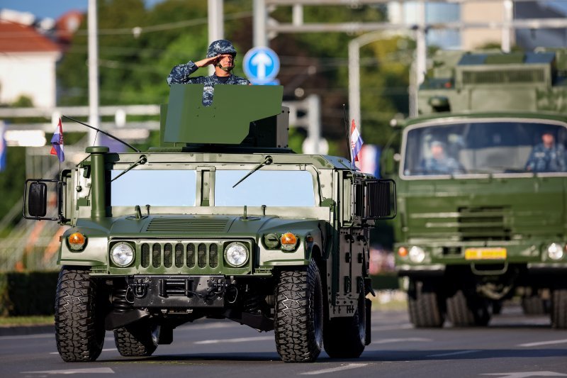 Oklopnjaci, tenkovi i druga vozila na mimohodu